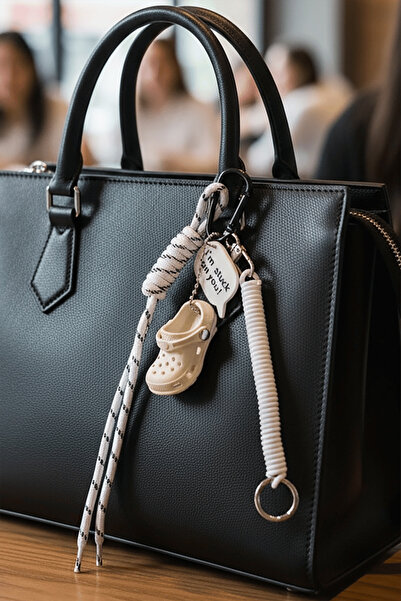 TAKIŞTIR حقيبة على شكل شبشب باللون الأبيض/سلسلة مفاتيح