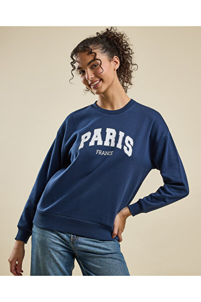 R&B سويت شيرت بطبعة خطية مع رقبة دائرية وأكمام طويلة