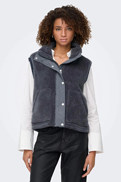 ONLY سترة أونلباري ذات قصة عادية مكونة من ياقة مرتفعة متوسطة الطول جيوب من القطيفة 15358902