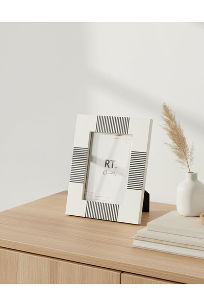 REDTAG إطار صورة أحادي اللون باللونين الأبيض والأسود