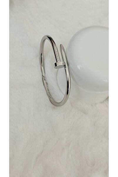 GM سوار مرصع بالمسامير