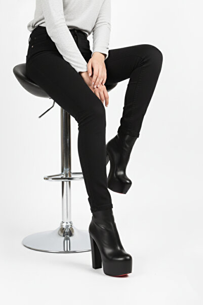 Extra Shoes İstanbul حذاء نسائي ذو كعب سميك وتفاصيل سحاب من الجلد الأسود