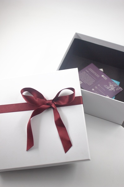 carton box Beyaz Boş Hediye Kutusu Bordo Kurdeleli Kutu Yılbaşı Kutu 21 Cm X ...