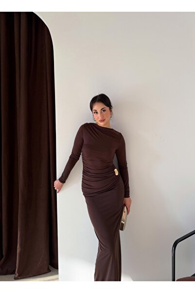 mafdress Γυναικείο μακρύ φόρεμα από ύφασμα Sandy καφέ με λεπτομέρεια αξεσουάρ