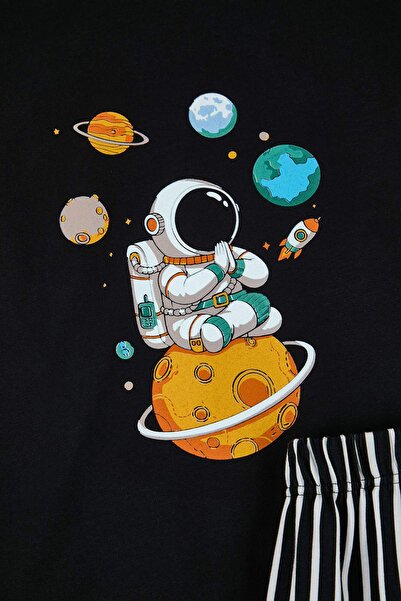 Trendyol Collection Μαύρο βαμβακερό μακρυμάνικο μπλουζάκι Astronaut με τύπωμα Σετ πιτζάμες με ρίγες κάτω TMNAW26PT00013