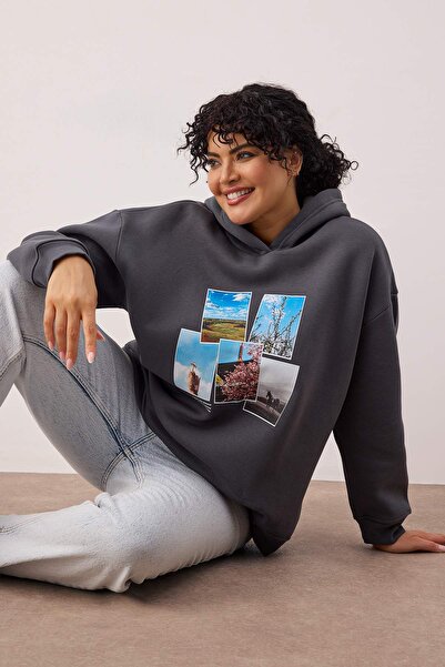 Trendyol Curve Φούτερ με κουκούλα με στάμπα ανθρακί, μεγάλου μεγέθους/φαρδιά εφαρμογή, με φλις εσωτερικά, μεγάλου μεγέθους TBBAW26AO00036