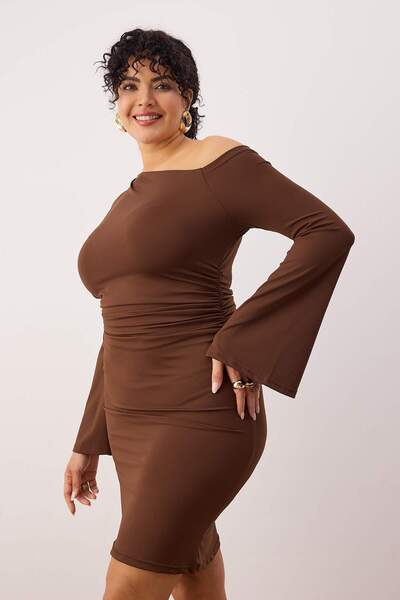 Trendyol Curve Кафява пясъчна асиметрична деколте събрана мини плетена рокля в големи размери TBBAW26AH00093