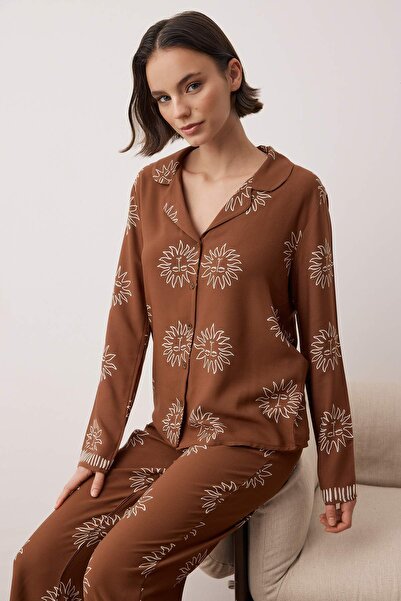 Trendyol Collection Braunes Galaxy Shally Web-Pyjama-Set THMAW25PT00034