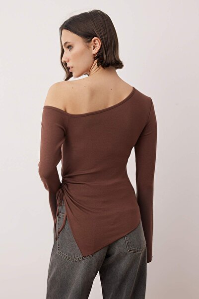 Trendyol Collection Καφέ ασύμμετρη πλεκτή μπλούζα με ανοιχτό ώμο, ισπανικό μανίκι TWOAW26BZ00328