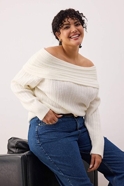 Trendyol Curve Ecru Strickpullover mit weicher Textur und Carmen-Kragen TBBAW25AN00002
