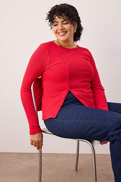 Trendyol Curve Κόκκινο κουμπί με λεπτομέρεια που ταιριάζει στο σώμα Πλεκτή μπλούζα μεγάλου μεγέθους TBBAW26AF00092