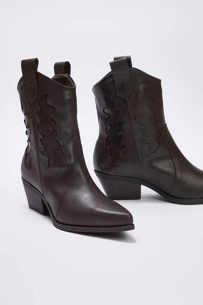 TRENDYOL SHOES Dunkelbraune bestickte Damen-Cowboystiefel mit 5,5 cm Blockabs...