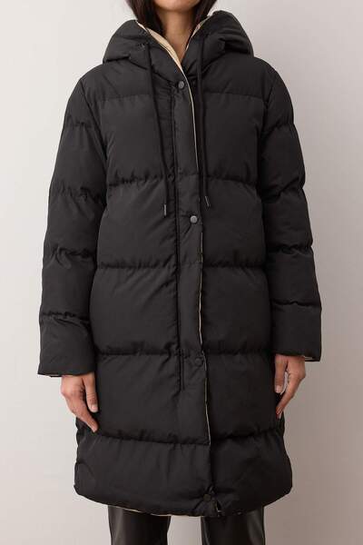 Trendyol Collection Černo-béžová oboustranná vodoodpudivá bunda s kapucí TWOAW23MO00052