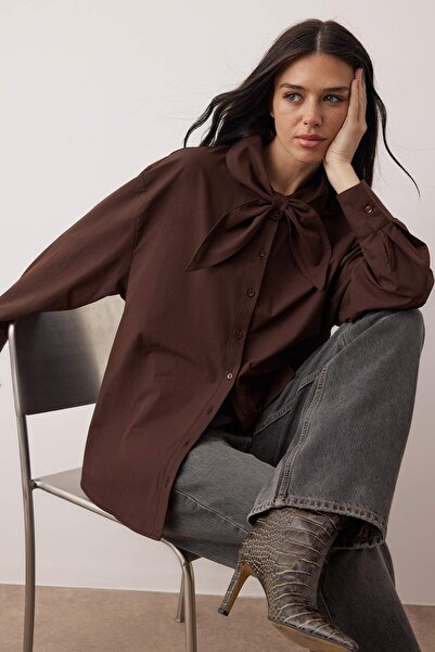 Trendyol Collection Тъмнокафява памучна риза с яка, папийонка и широка кройка TWOAW26GO00123