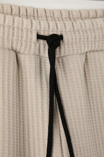 Trendyol Collection Παντελόνι αθλητικής φόρμας με κανονική κοπή με υφή ανοιχτού τύπου TMNAW26EA00013