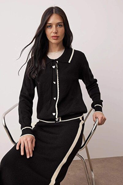 Trendyol Modest Μαύρο πλεκτό κοστούμι με κουμπιά καρδιάς με φούστα - Σετ επάνω και κάτω TCTAW26US00069