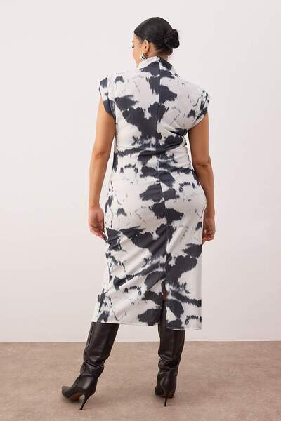 Trendyol Curve Многоцветна рокля от креп трико в големи размери