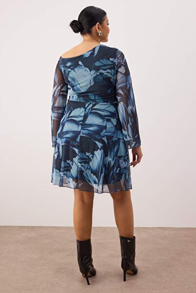 Trendyol Curve Rochie de dimensiuni mari, tricotată din tul, cu decolteu asimetric albastru TBBAW26AH00067