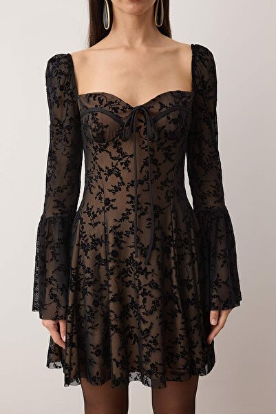 Trendyol Collection Μαύρο κοντό φόρεμα με δαντέλα με λαιμόκοψη / Μίνι κομψό/βραδινό φόρεμα TPRAW26EL00085