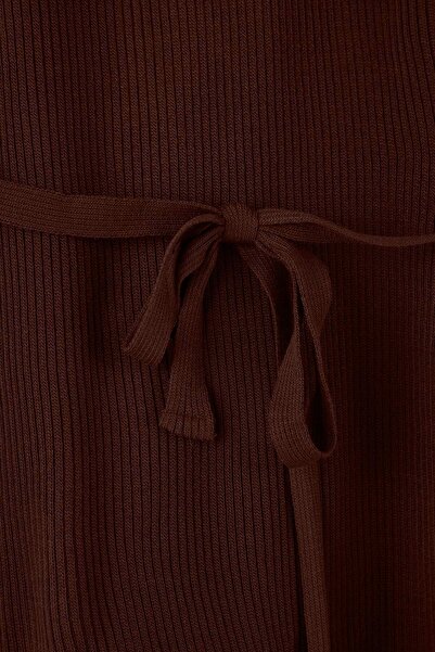 Trendyol Curve Langer Strickpullover mit brauner Taillenbund-Taille TBBAW26AN00038