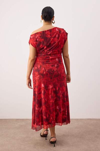 Trendyol Curve Czerwono-wielobarwna sukienka midi z tiulu, rozmiar plus size TBBSS25AH00249