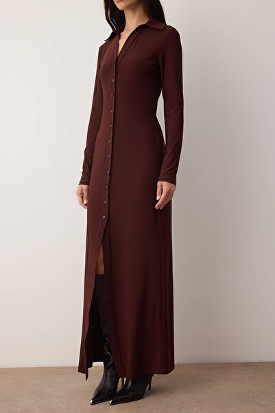 Trendyol Collection Πλεκτό φόρεμα με κουμπιά και λαιμόκοψη σε καφέ χρώμα περιορισμένης έκδοσης TWOAW26EL00110