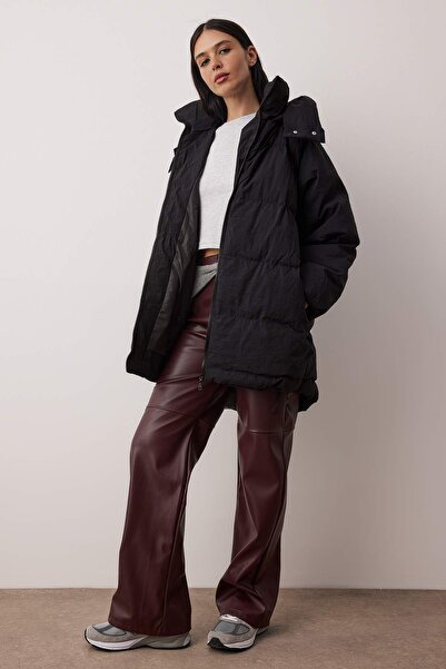 Trendyol Collection Černý oversize vodoodpudivý nafukovací kabát s kapucí TWOAW23MO00193