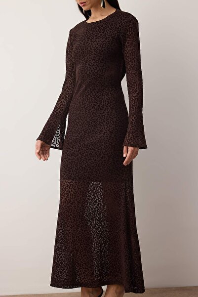 Trendyol Collection Βραδινό φόρεμα αποφοίτησης με επένδυση σε μαύρο καφέ με τύπωμα τούλι Maxi με επένδυση TPRAW25EL00165