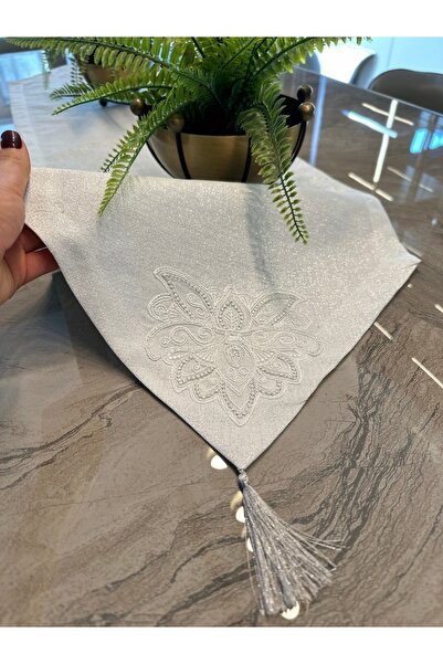 Decamor home Γαλλικό δαντελένιο γωνιακό ράντερ με ασημί λάμψη σε λευκό χρώμα