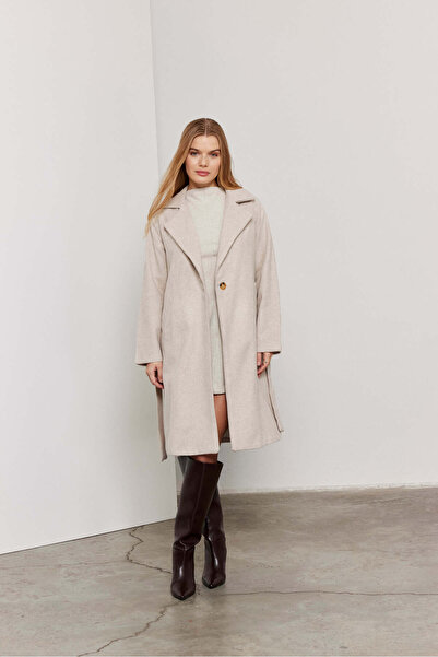 SevdeUgur Krémový dámský kabát se zapínáním na pásek a knoflíky / kolekce