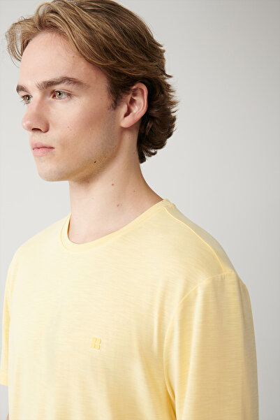 Avva Ανδρικό μπλουζάκι με λαιμόκοψη κίτρινο χρώμα, διπλής ελαστικότητας, απαλό στην αφή, βασική κανονική εφαρμογή B001031