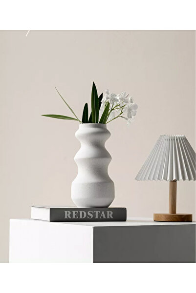mzhrea A ceramic vase with a modern and distinctive design