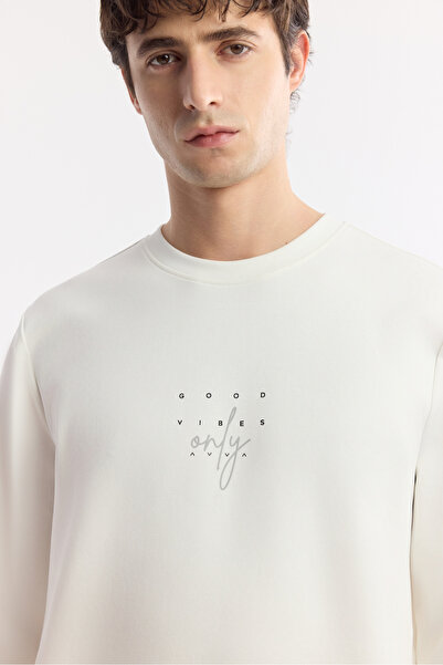 Avva Чоловічий білий светр з коміром-стійкою, принтом та еластичною інтерлокою, прямий крій A51Y1235