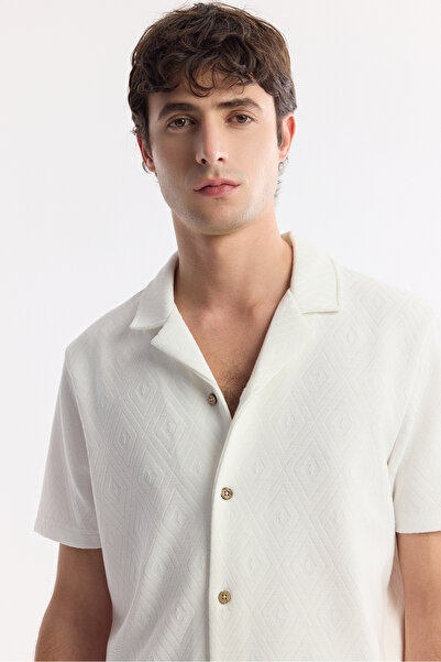 Avva Мъжка риза с къс ръкав, редовна кройка, от вискозна смес с жакардов десен и яка Apaj в цвят екрю A51Y2144