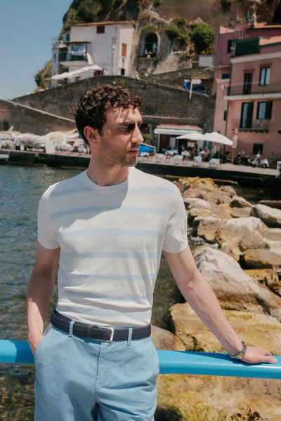 Avva Ανδρικό μπλουζάκι με ριγέ πλεκτό ραγιόν με λαιμόκοψη εκρού, κανονική εφαρμογή A41Y5031