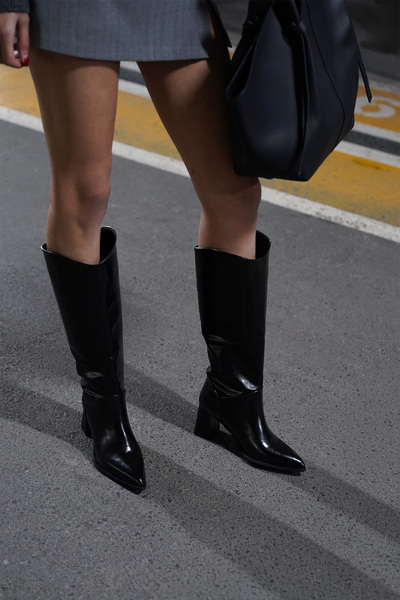 Marjin Dámské kozačky na silném podpatku se špičatou špičkou bez zipu Tines Black