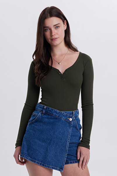 Tudors Γυναικεία μπλούζα εφαρμοστό από βαμβακερό χακί με λαιμόκοψη σε σχήμα V