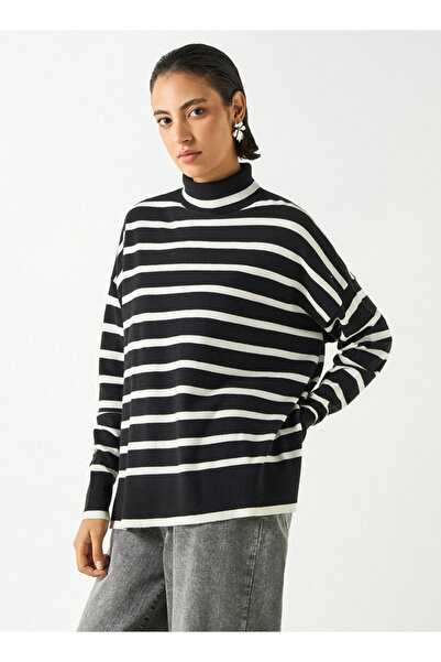 2Xtremz سترة مخططة برقبة عالية وأكمام طويلة