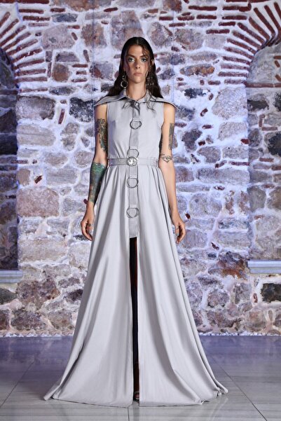 MERT ERKAN فستان قميص رمادي بفتحة أمامية مع تفاصيل حلقة معدنية