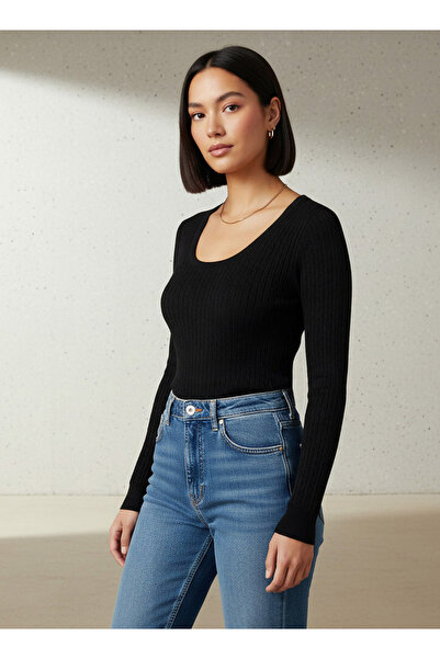 2Xtremz سترة تريكو بقصّة قصة ضيقة ورقبة دائرية من قماش التريكو