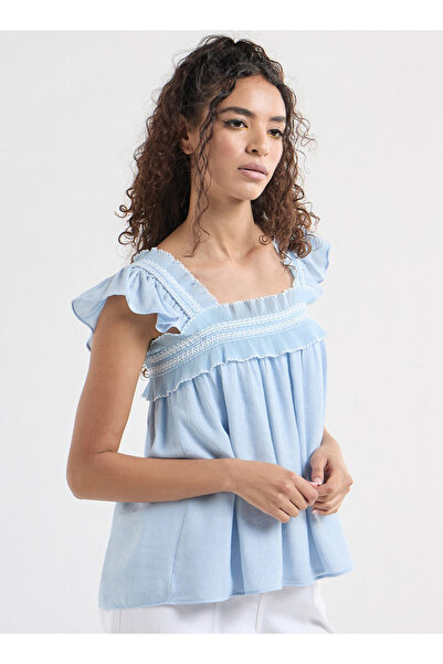 FAV بلوزة ذات رقبة مربعة مزخرفة وأكمام قصيرة وتفاصيل كشكش