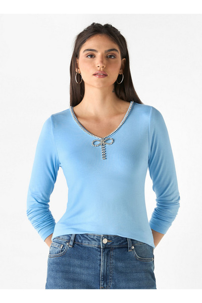 FAV تي شيرت مزخرف برقبة على شكل حرف V وأكمام طويلة