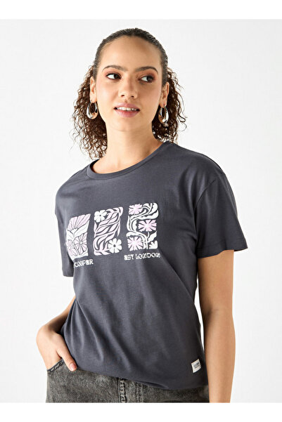 Lee Cooper تي شيرت بطبعة جرافيكية ورقبة دائرية وأكمام قصيرة