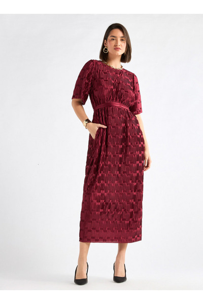 FAV Textured Round Neck Dress With Short Sleeves And Tie-up Belt