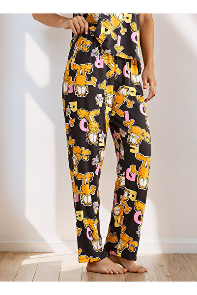 FAV All-Over Garfield Print Pyjama Set
