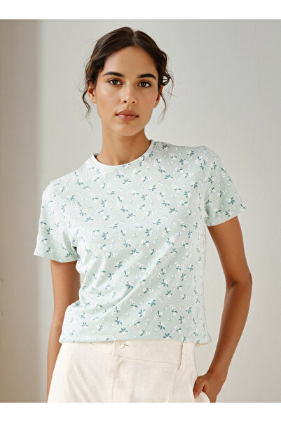 FAV تي شيرت بطبعة زهور ورقبة دائرية وأكمام قصيرة