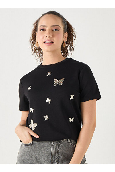 FAV تي شيرت برقبة دائرية وأكمام قصيرة مزين بفراشة