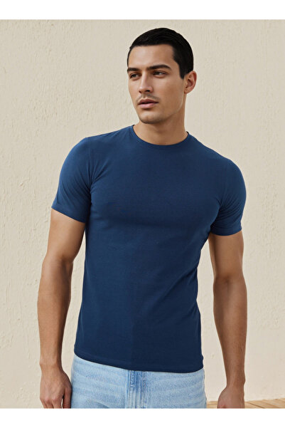 FAV تي شيرت ضيق بياقة دائرية وأكمام قصيرة