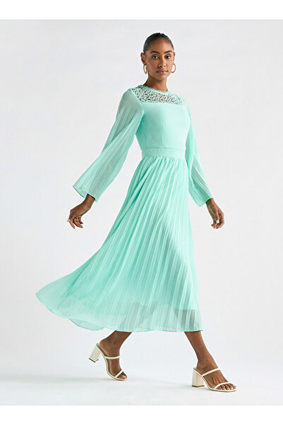 FAV فستان بتفاصيل من الدانتيل وأكمام واسعة