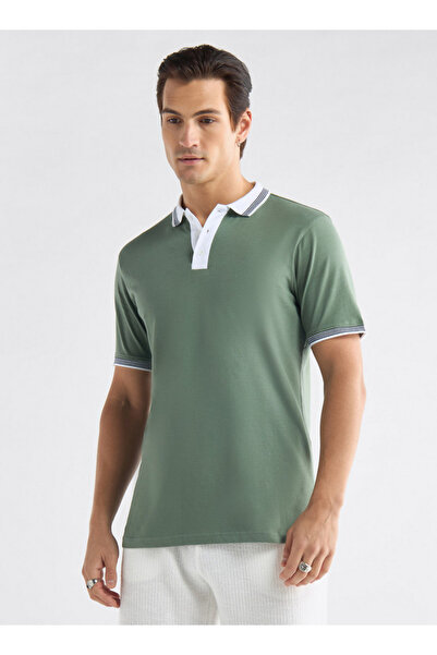 FAV Colourblock Polo T-shirt with Short Sleeves and Button Closure